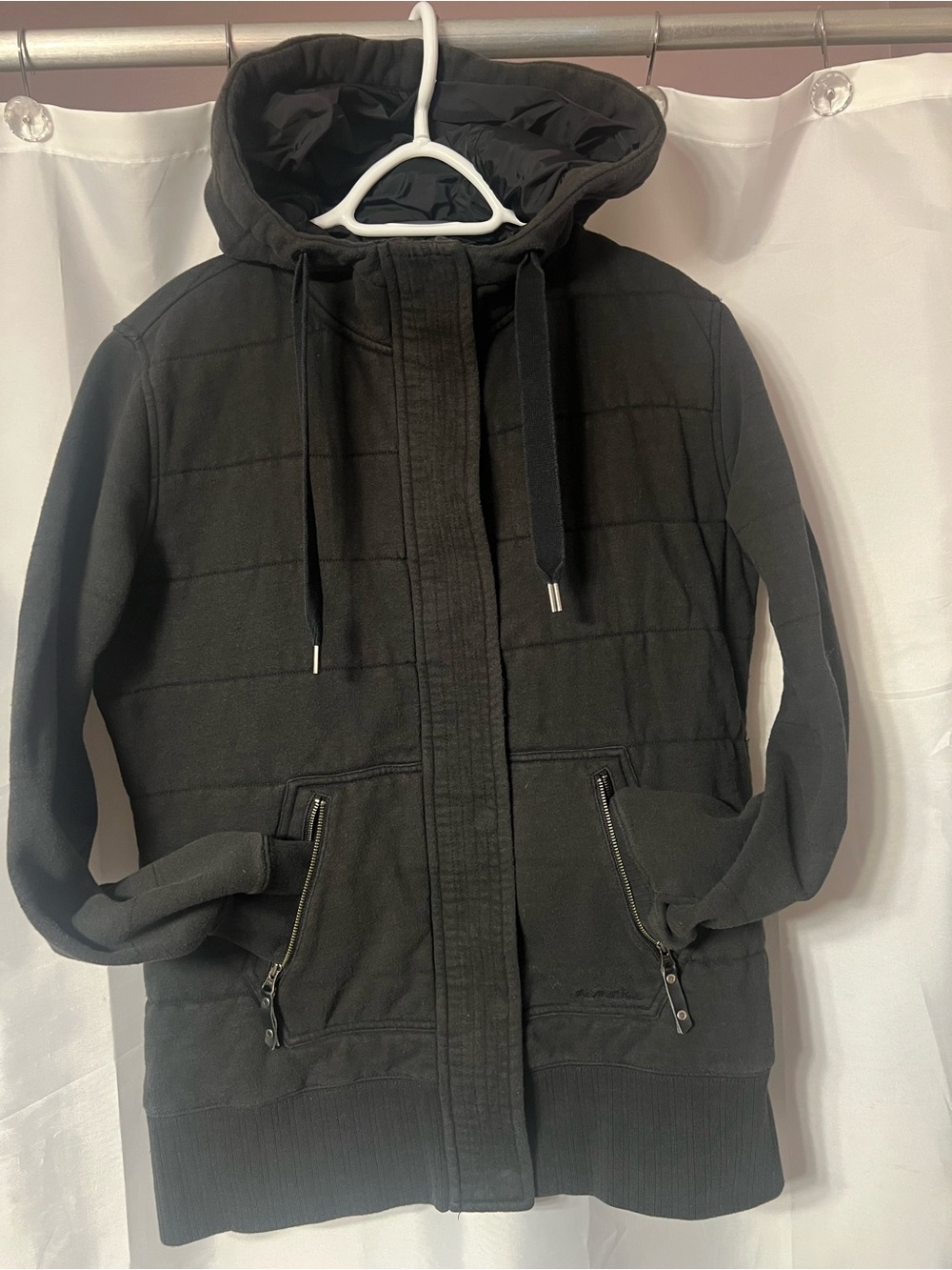 Black Hooded The North Face jacket with Zip Pockets and light quilted lining. XL